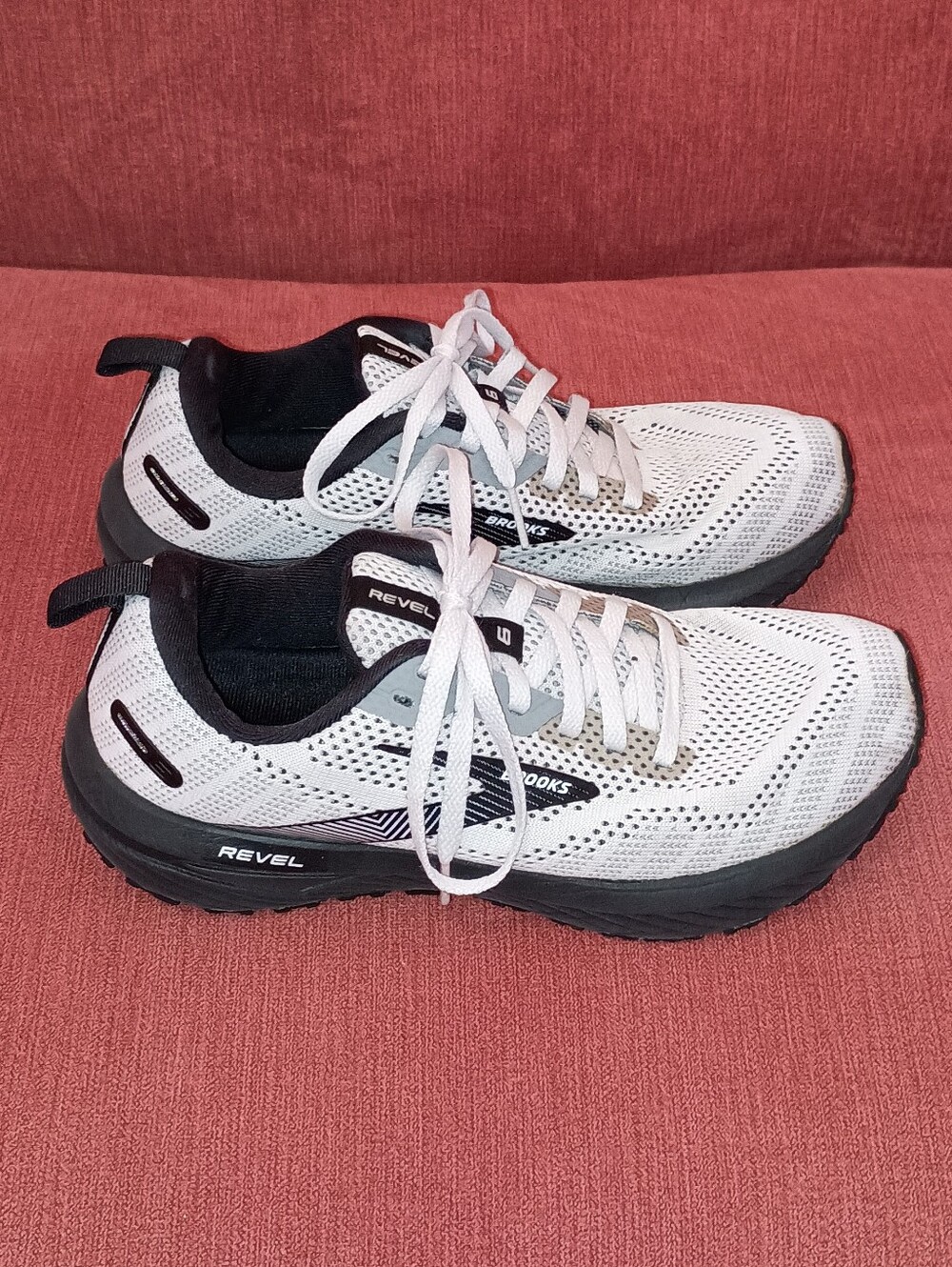 Brooks Women's Revel 6 Running Shoes in White and Black Size 7.5